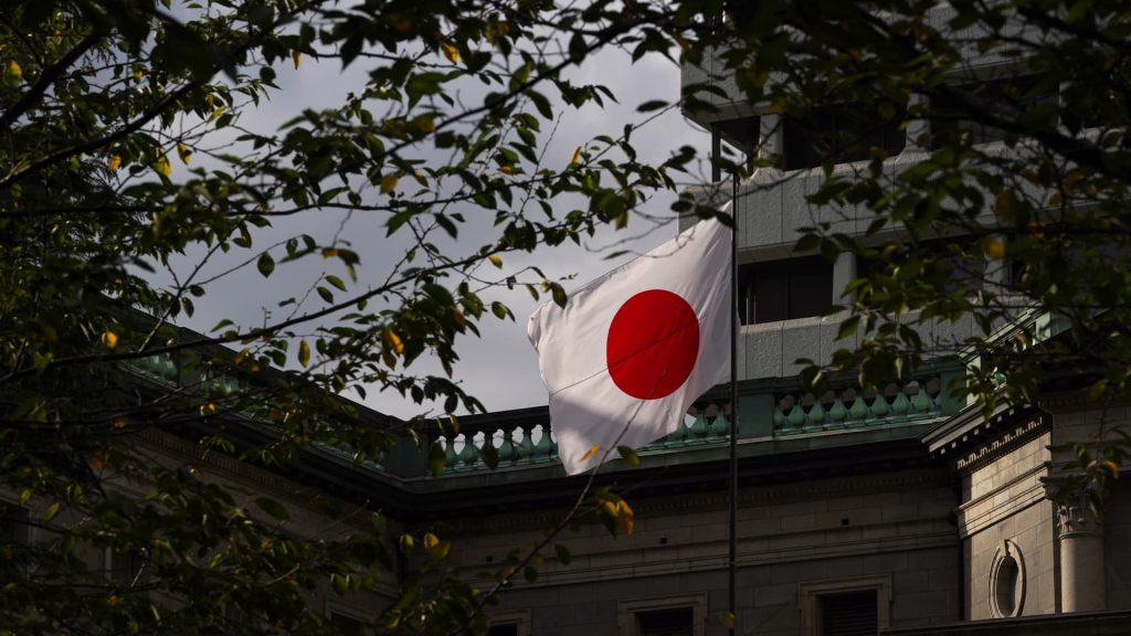 El Banco de Japón estará 'preocupado' si el yen supera los 130 frente al dólar, dice ex viceministra