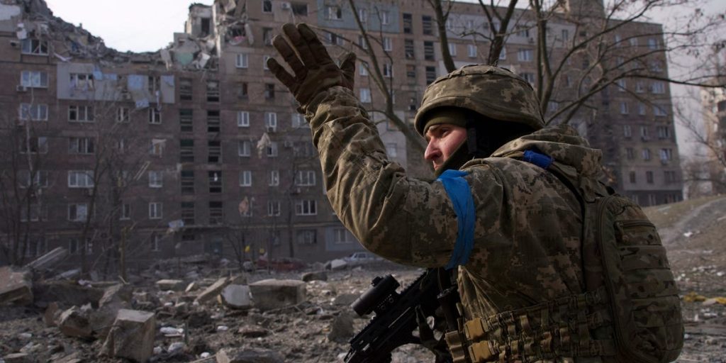 Fuerzas rusas amarradas luchando contra fuerzas ucranianas en Mariupol: Reino Unido