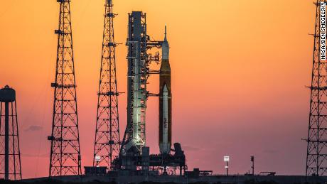 La pila de cohetes Artemis I se puede ver al amanecer del 21 de marzo en el Centro Espacial Kennedy en Florida. 