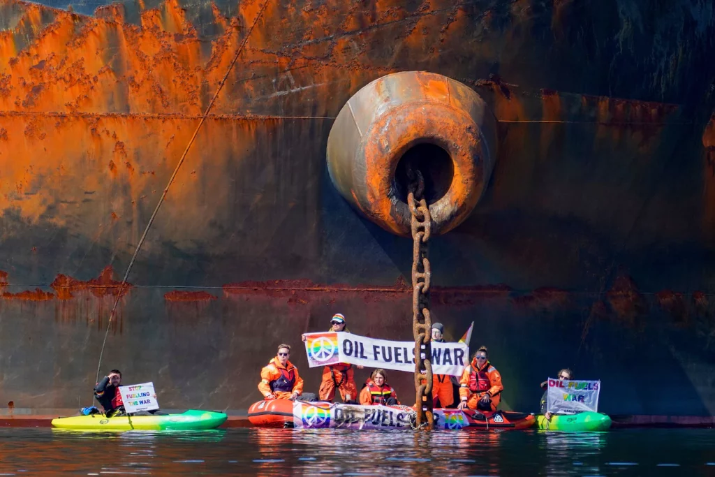 Manifestantes de Greenpeace Ucrania atan un kayak a un petrolero ruso