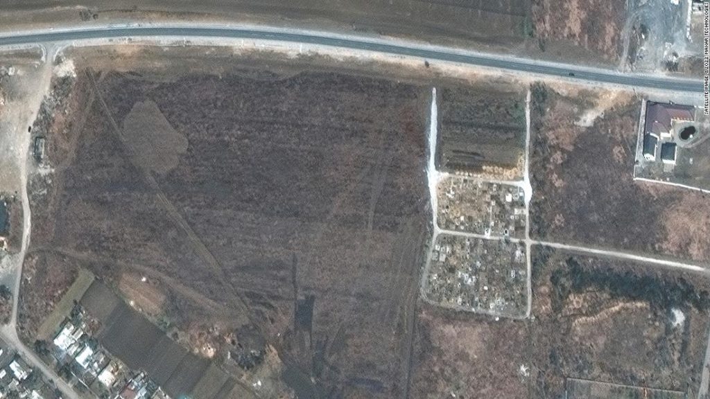 Mariupol: las fosas comunes cerca de la ciudad ucraniana sitiada son evidencia de crímenes de guerra, dicen las autoridades