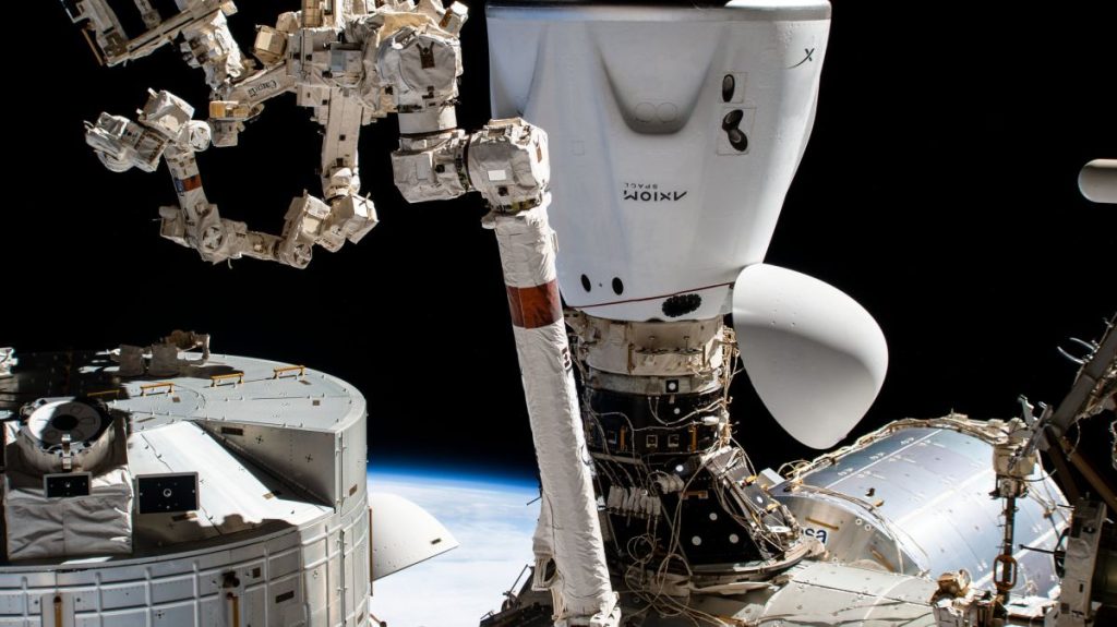 Mira cómo la misión de astronautas Ax-1 de SpaceX sale de la estación espacial hoy