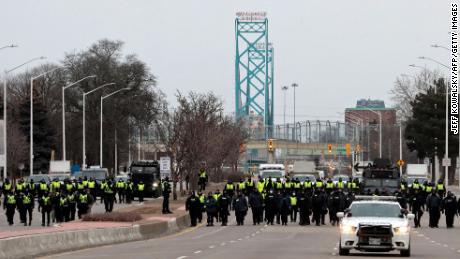 Gobierno canadiense invoca ley de emergencia por bloqueo y protestas por medidas de Covid-19