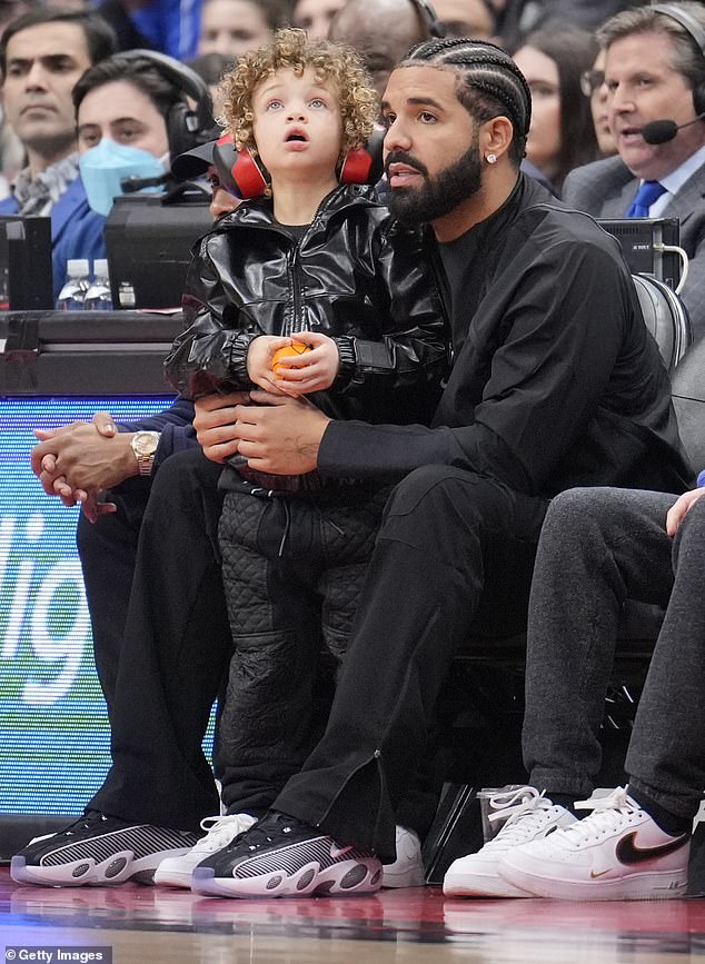 La familia primero: Drake envió un mensaje directo a la esposa de un troll de las redes sociales después de que insultó al hijo de cuatro años del rapero Adonis, ya que padre e hijo fueron vistos en un juego de la NBA en Toronto el mes pasado.
