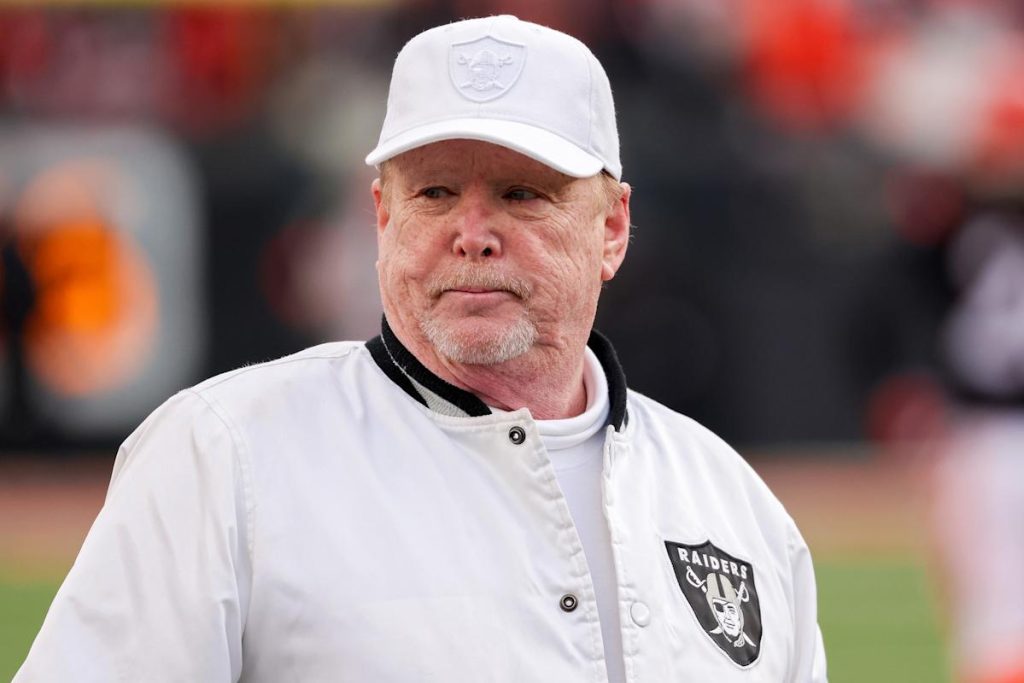 El jefe de los Raiders, Dan Ventrell, dice que fue despedido por mala conducta de Mark Davis