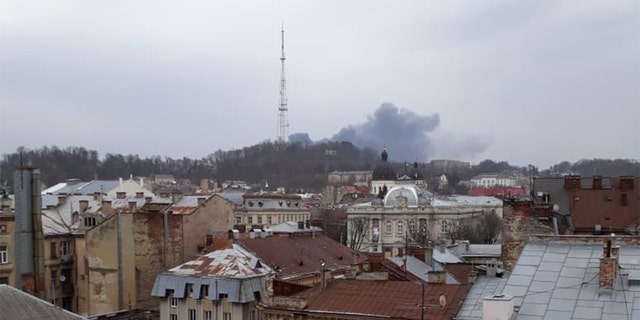 Las explosiones sacudieron la ciudad de Lviv, en el oeste de Ucrania, el sábado 26 de marzo de 2022, cerca de un depósito de petróleo.
