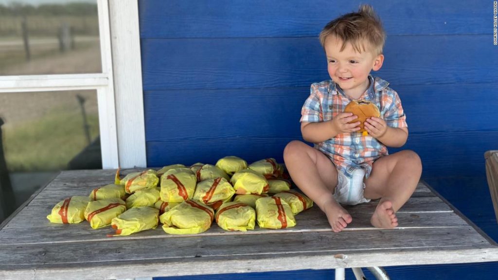 Una madre de Texas dejó su teléfono desbloqueado.  Entonces su hijo de dos años pidió una hamburguesa con queso 31