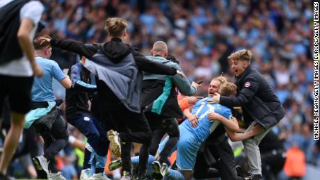 Kevin De Bruyne está siendo atacado por los fanáticos del Manchester City después de que el club ganó la Premier League.