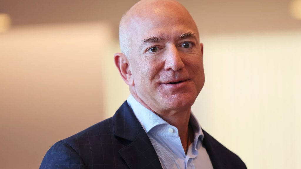 Bezos de Amazon critica al supervisor de Biden y dice que la inflación perjudica a los pobres