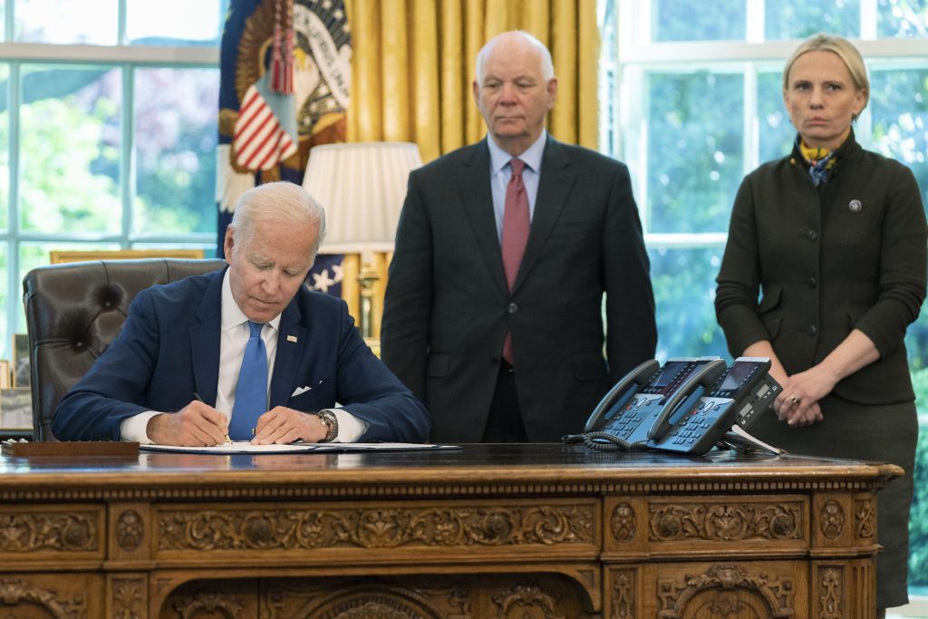Biden firma el proyecto de ley de Ucrania y busca $ 40 mil millones en ayuda en la respuesta de Putin