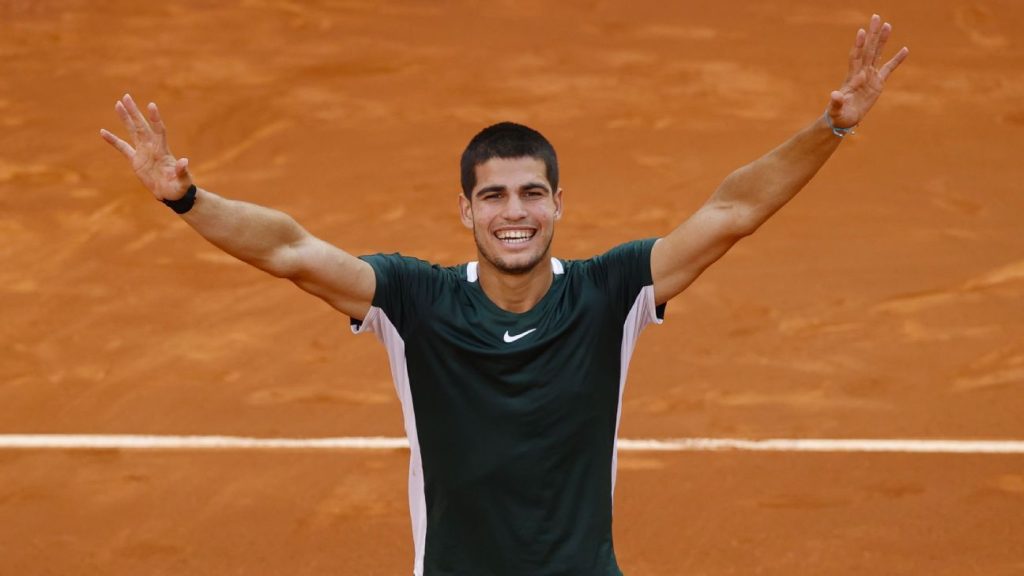 Carlos Alcaraz derrota a Novak Djokovic, el número uno del mundo en tenis, para llegar a la final del Madrid Open