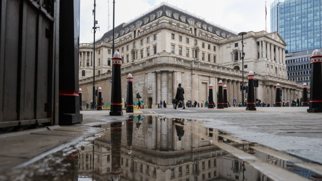 El Banco de Inglaterra subió las tasas de interés en un intento de combatir la inflación galopante