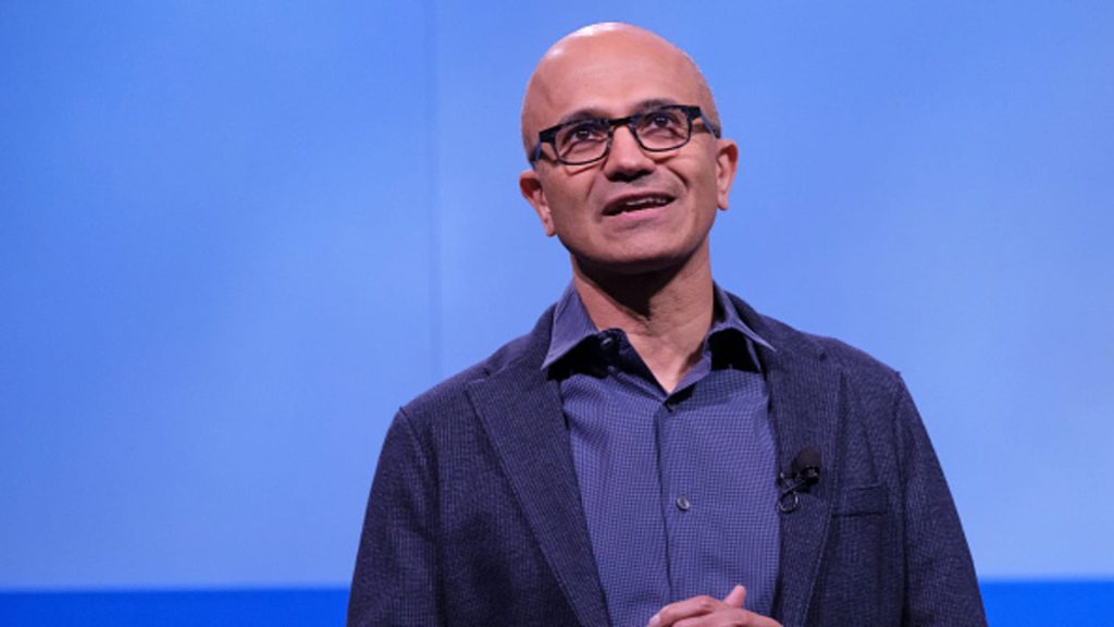 El CEO de Microsoft, Satya Nadella, les dice a los empleados que se avecinan aumentos salariales