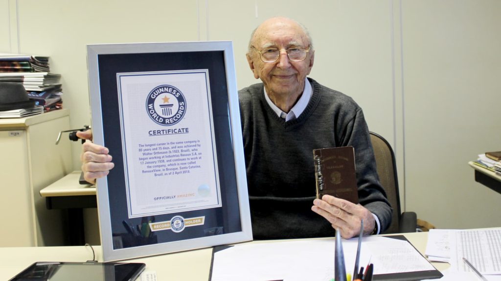 Hombre de 100 años rompe récord de carrera de 84 años comparte su mejor consejo profesional