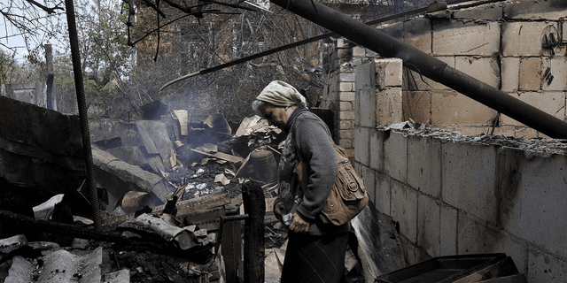 Vera Kosolupenko reacciona afuera de su casa destruida en el pueblo de Bezruki, cerca de Derhachy, Ucrania, el 14 de mayo después de que fue alcanzada por los bombardeos rusos.