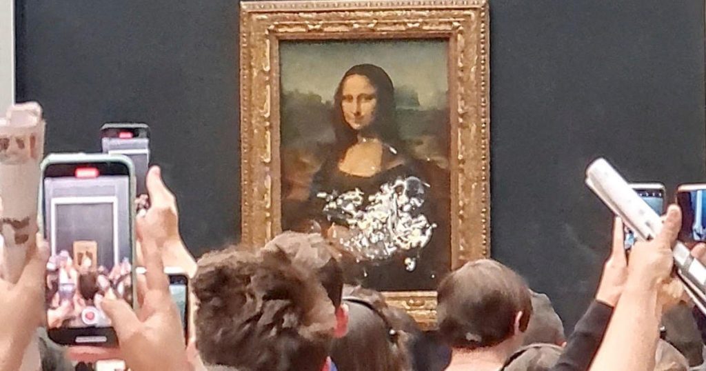 La Mona Lisa unta un pastel en una aparente protesta climática en el Louvre