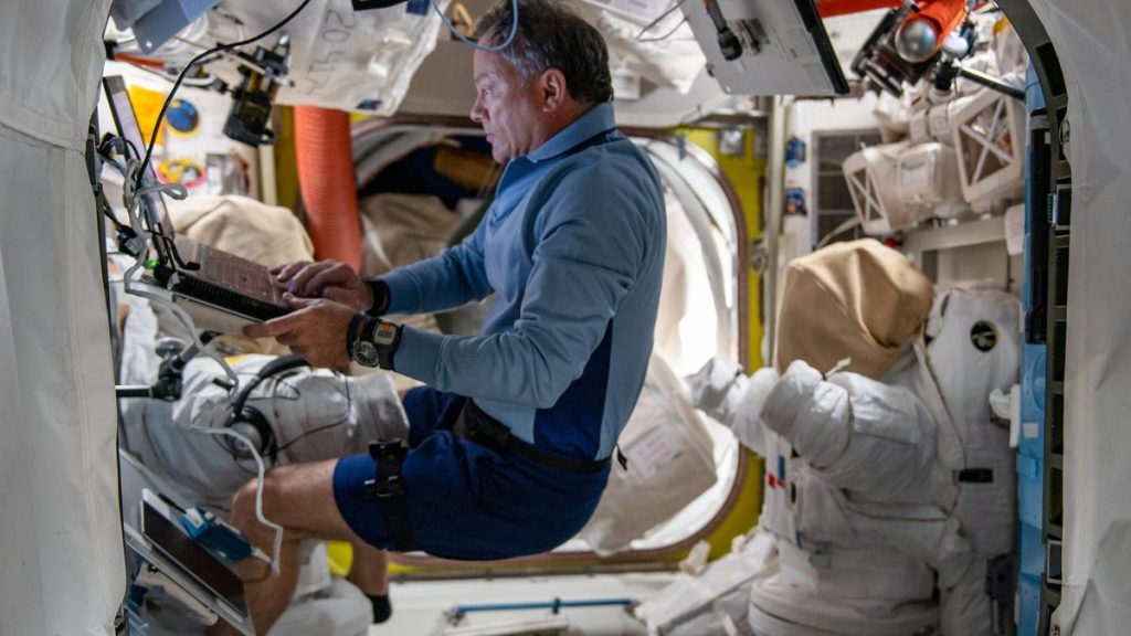 Los multimillonarios de la Estación Espacial Internacional no esperaban trabajar tan duro