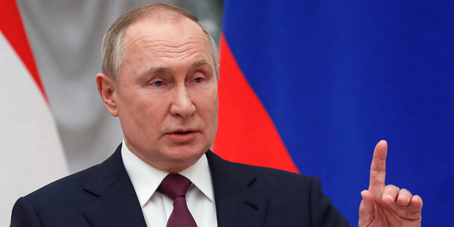 El presidente ruso, Vladimir Putin, firmó una ley que podría castigar a los periodistas con hasta 15 años de prisión por publicar los llamados "falsificado" Noticias sobre su invasión militar de Ucrania.       
