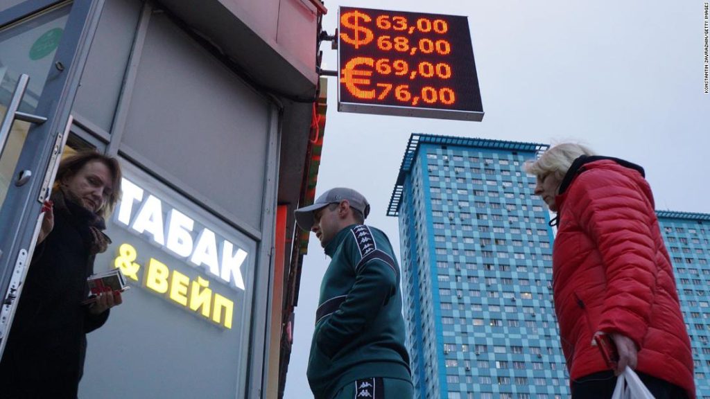 Rusia recorta las tasas de interés ya que el repunte del rublo ofrece algo de alivio
