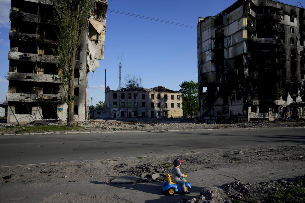 Ucrania: 200 cuerpos encontrados en un sótano bajo los escombros de Mariupol