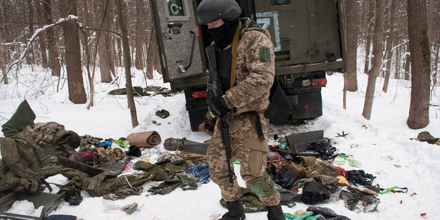 Un voluntario de las Fuerzas de Defensa Regionales de Ucrania inspecciona un vehículo militar destruido en las afueras de Kharkiv, la segunda ciudad más grande de Ucrania, el lunes 7 de marzo de 2022.