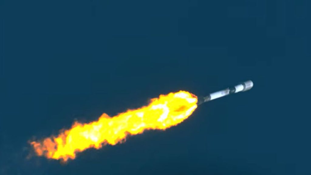 Un cohete SpaceX pone en órbita 53 satélites Starlink y aterriza en el mar