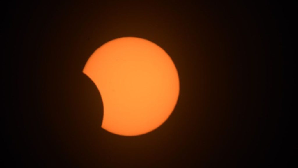 Un raro eclipse solar de luna negra le da un mordisco al sol sobre América del Sur