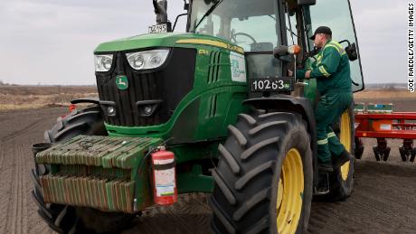 La agricultora ucraniana Morda Vasyl entra en la cabina del tractor John Deere.