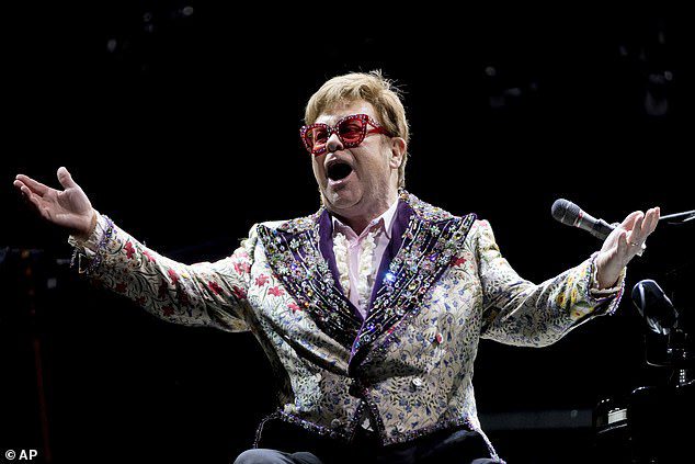 EN DESCANSO: Elton (en la foto de enero) está listo para reanudar su gira Farewell Yellow Brick Road en Europa a finales de este mes después de tomar un descanso debido a múltiples enfermedades.