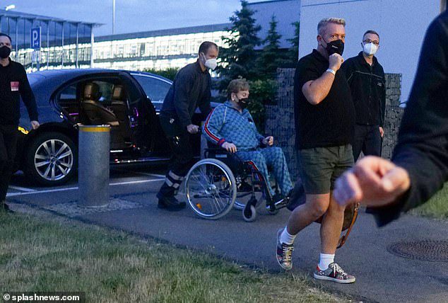 Sincero: en 2019, Elton reveló que estaba usando una silla de ruedas después de torcerse el tobillo