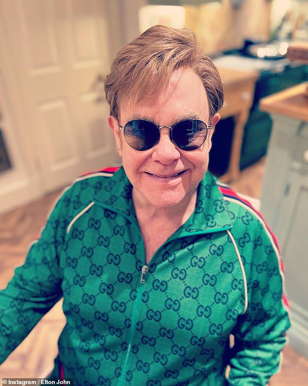 ¡él está de vuelta!  El mes pasado, Elton confirmó que está listo para volver al trabajo en su gira luego de tomar un descanso para recuperarse después 