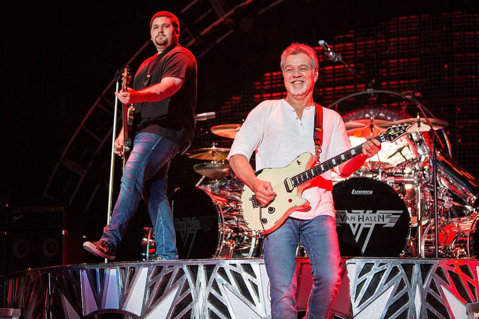 Wolfgang Van Halen toca junto a su padre, Eddie Van Halen, el 30 de septiembre de 2015 en Chula Vista, California (Foto: Daniel Knighton/Getty Images)