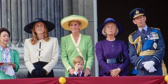 La princesa Margarita, Sarah, la princesa Diana con el príncipe Harry, Catalina, la duquesa de Kent y el príncipe Eduardo, mientras los miembros de la familia real observan cómo pasan volando.  El príncipe Harry estaba de pie con su madre.