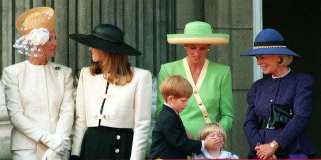 El príncipe Harry, en su sexto cumpleaños, pone su mano en la boca de la princesa Beatrice, de dos años, mientras se une a la princesa de Gales y otros miembros de la familia real para ver el desfile del 50 aniversario de la Batalla de Gran Bretaña este Mañana. 