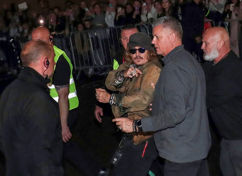 Johnny Depp abandona la sala de conciertos Sage después de tocar con Jeff Beck en Gateshead, Inglaterra.