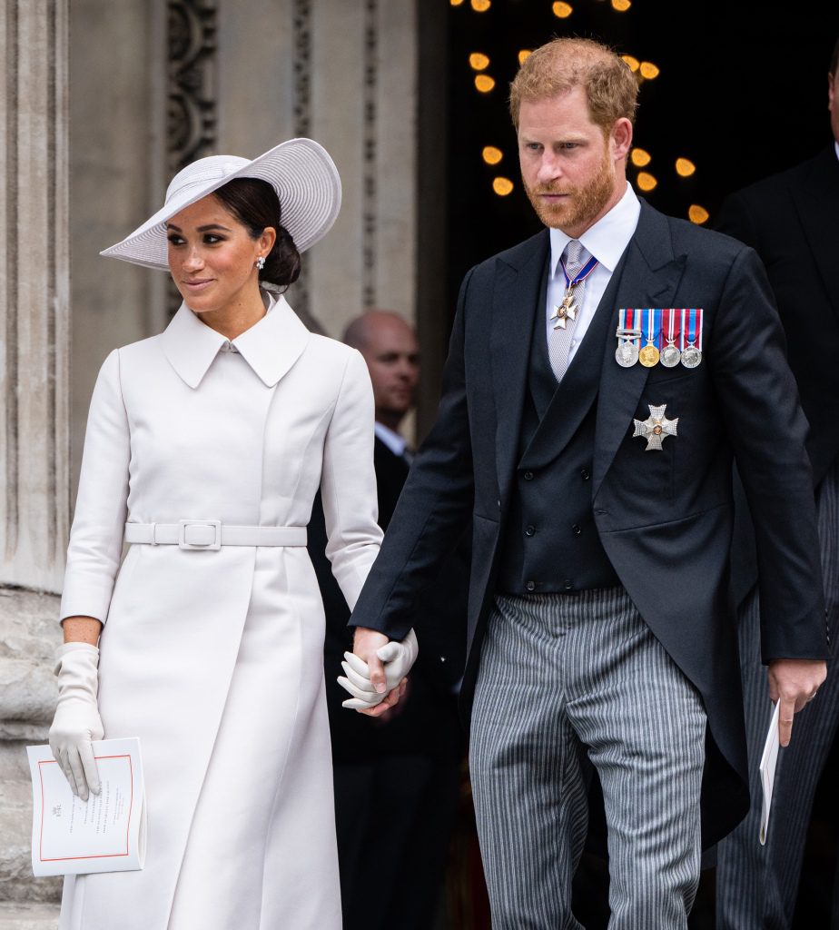 Meghan, duquesa de Sussex y el príncipe Harry, duque de Sussex asisten al Servicio Nacional de Acción de Gracias en la Catedral de San Pablo el 3 de junio de 2022 en Londres, Inglaterra.