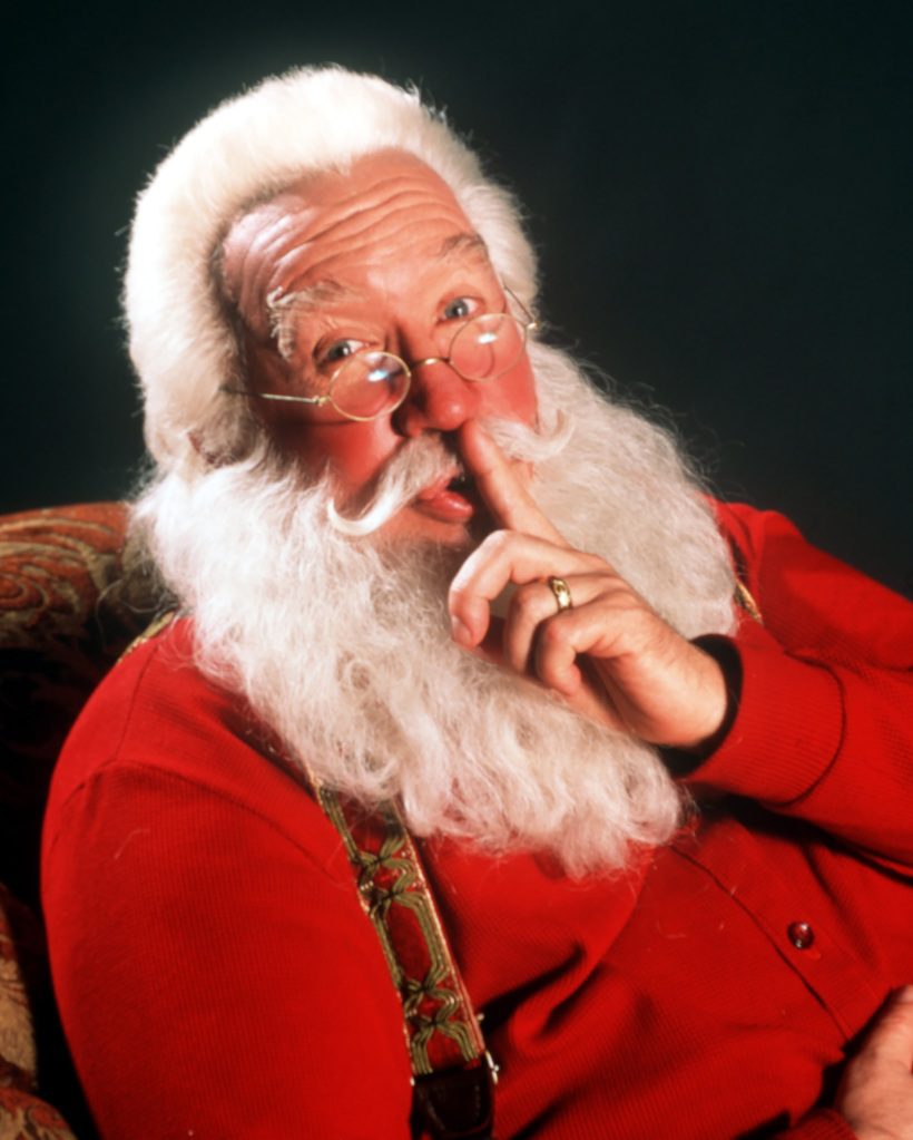 El actor Tim Allen posa para la cámara con esta foto promocional sin fecha de su nueva película, "Papá Noel 2." 