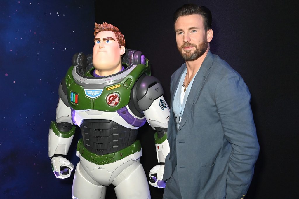 Chris Evans posa con el personaje Buzz Lightyear durante el estreno británico de Lightyear en Cineworld Leicester Square el 13 de junio de 2022 en Londres, Inglaterra. 