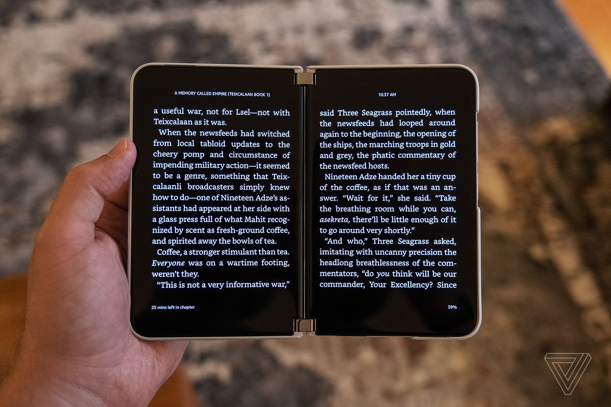 Kindle e-book repartido en ambas pantallas Microsoft Surface Duo 2