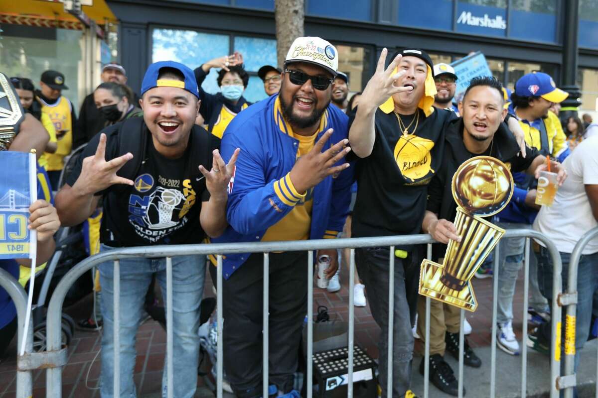 Los fanáticos de los Golden State Warriors se alinean a lo largo de Market Street antes del desfile de la victoria del equipo el 20 de junio de 2022 en San Francisco.