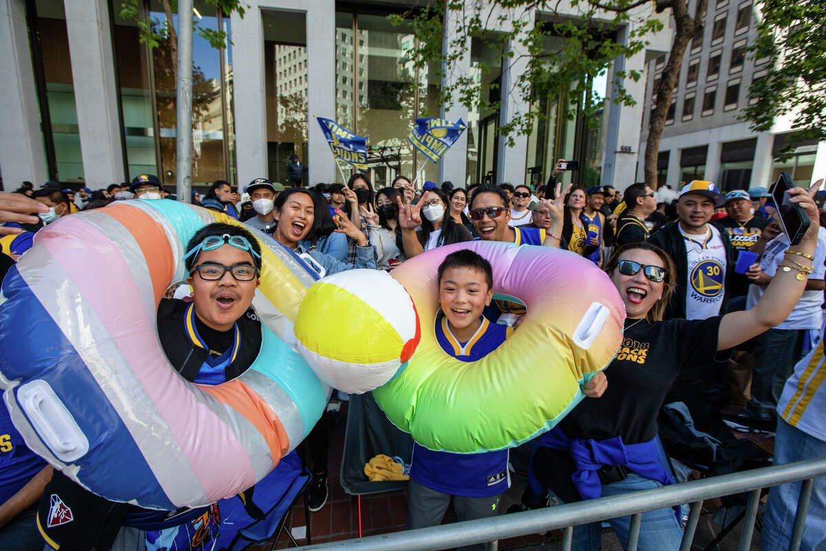 Un par de fanáticos están disfrutando "partido político" Durante el Desfile del Campeonato Golden State Warriors en Market Street en San Francisco, California, el 20 de junio de 2022.