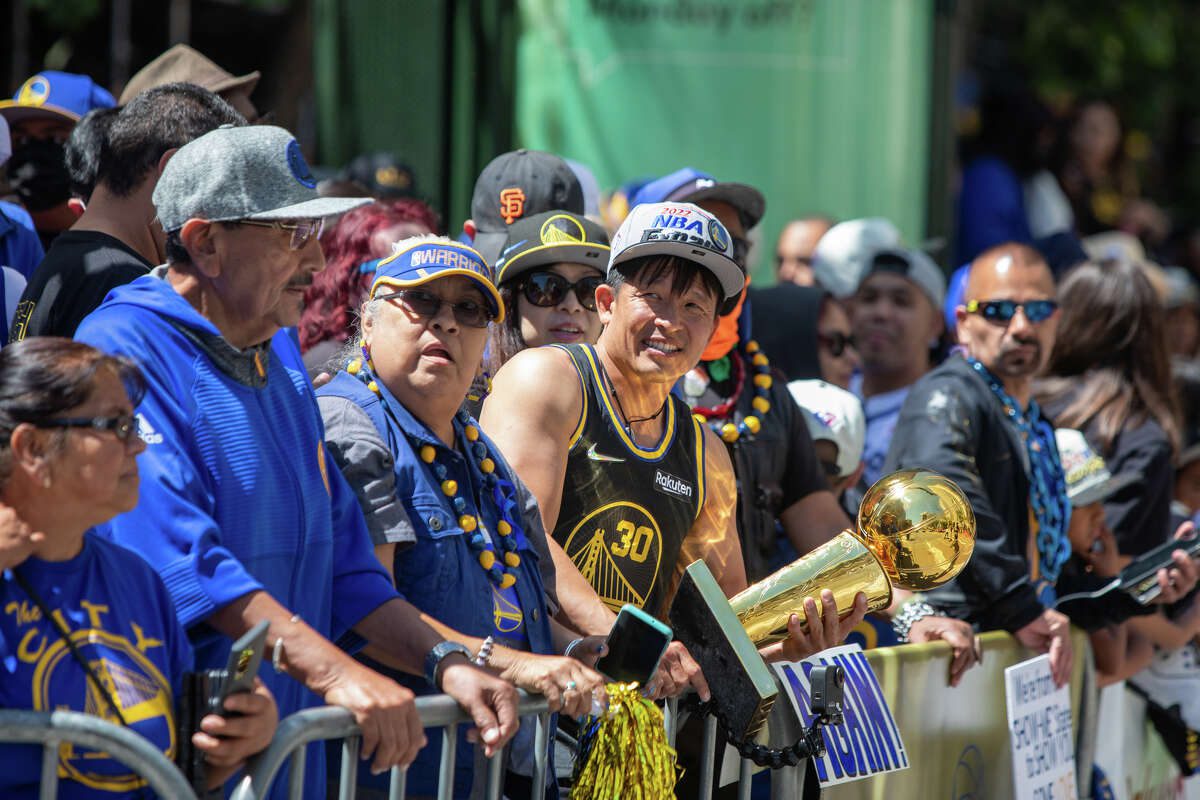 Aficionados de los Warriors durante el Desfile del Campeonato Golden State Warriors en Market Street en San Francisco, California, el 20 de junio de 2022.