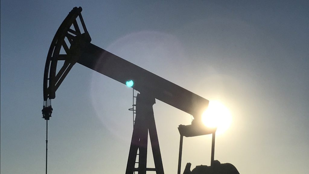 Los precios del petróleo caen más del 2%, extendiendo las pérdidas