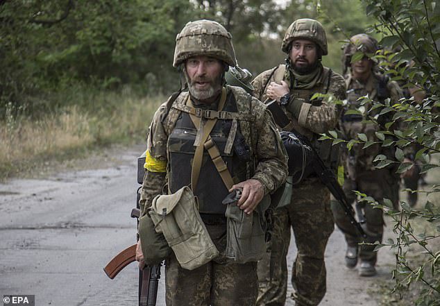 Soldados ucranianos se trasladan a un puesto en la ciudad de Severodonetsk bajo fuertes bombardeos de las fuerzas rusas.