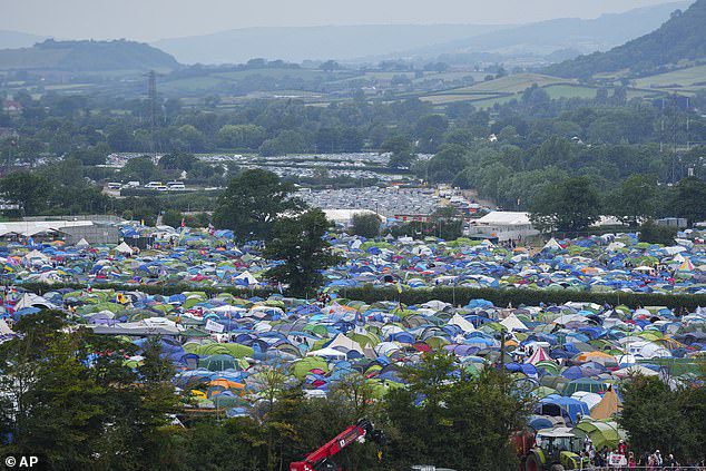Cientos de tiendas de campaña fueron vistas en el campamento del festival el viernes.