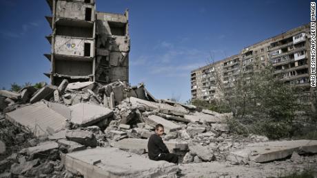 Un niño se sienta sobre las ruinas de un edificio herido en un ataque a Kramatorsk, una ciudad en la región de Donetsk.