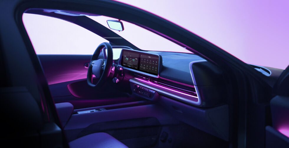 El lenguaje de diseño de Hyundai describe el interior como "Capullo consciente." Está más centrado en el conductor que el Ioniq 5. 