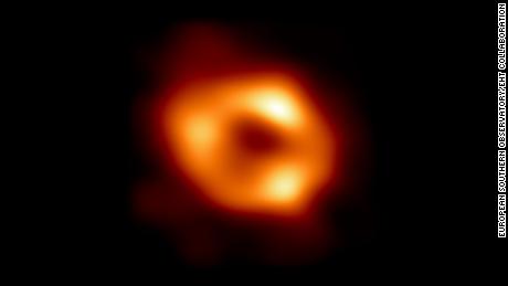 Se ha revelado la primera imagen de un agujero negro supermasivo en el centro de la Vía Láctea.