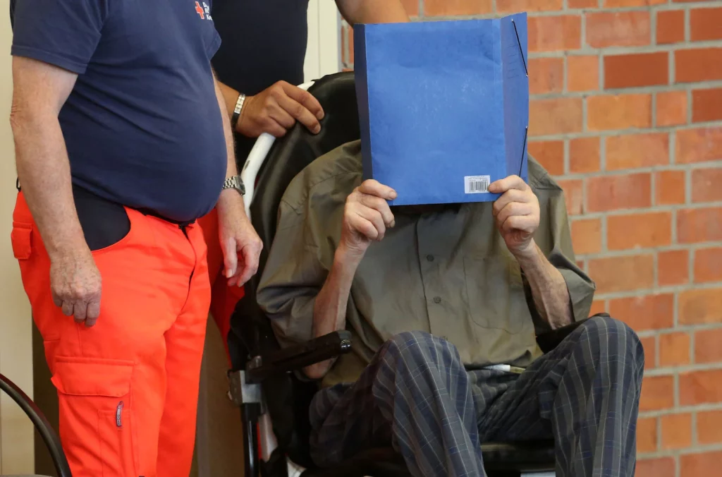 Alemania condena a cinco años de prisión a exguardia nazi de 101 años