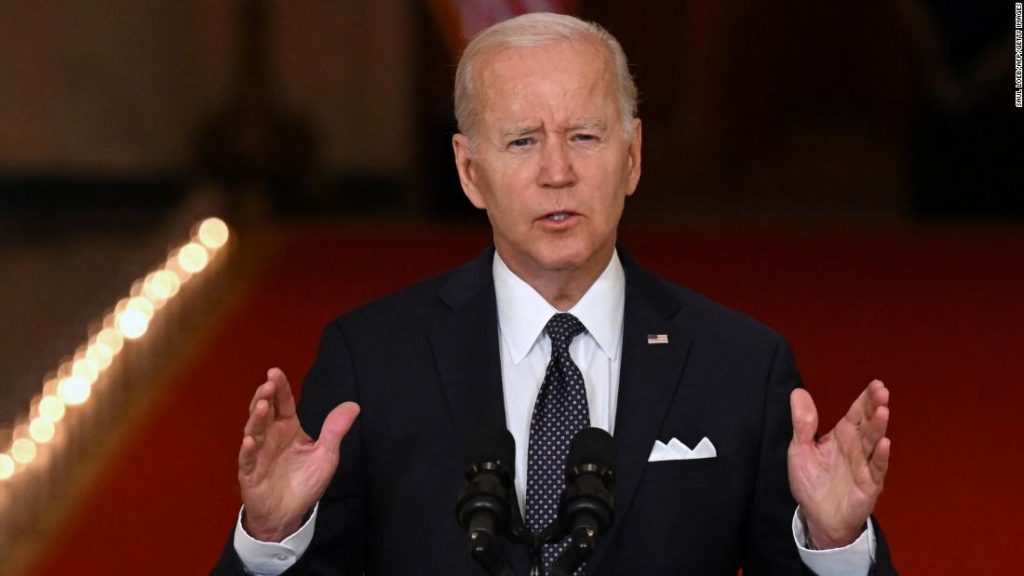 Biden insta a las compañías petroleras a aumentar la oferta y califica de "inaceptables" los altos márgenes de beneficio en una nueva carta